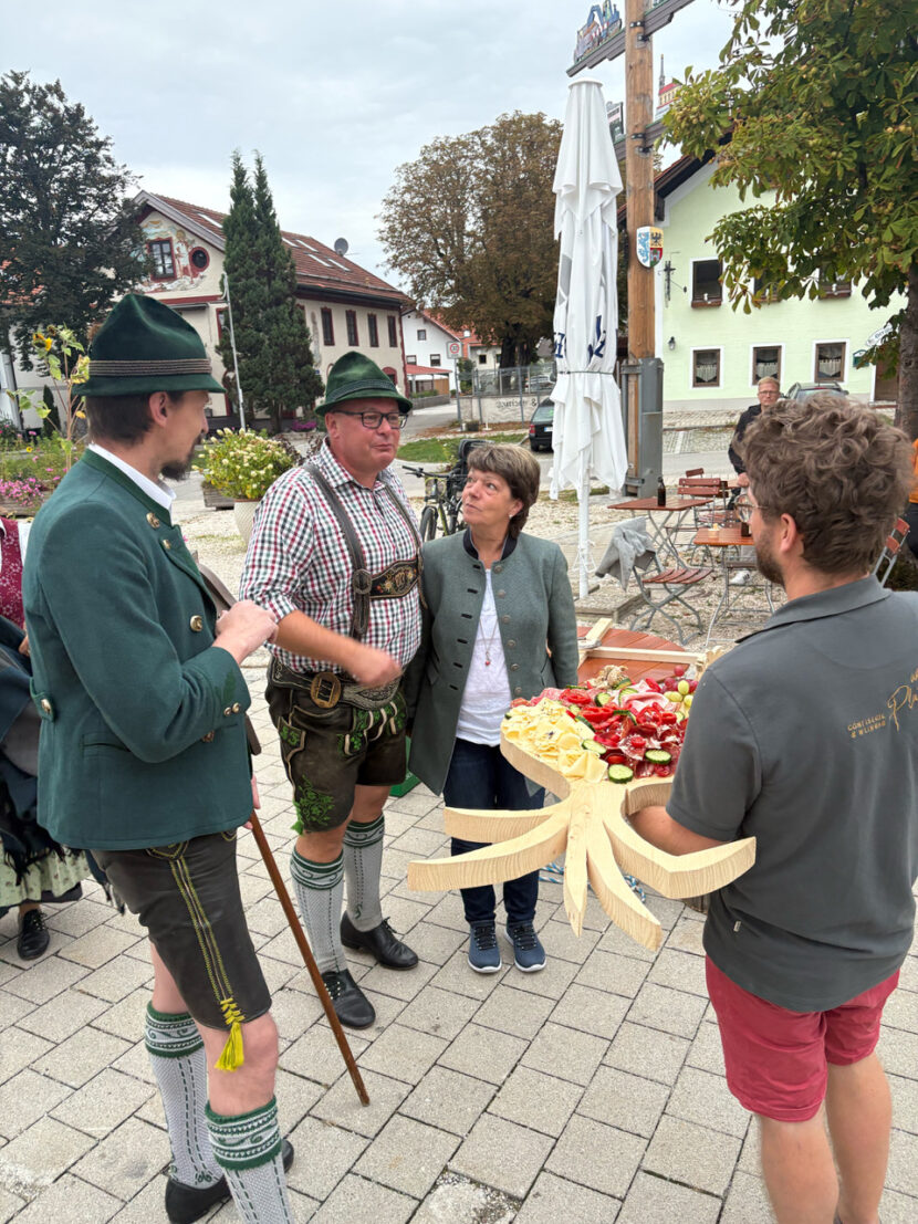 Vergessen – Z’ruckbracht – mitnand glacht De Geschichte vom Grabenstätter Vereinstaferl