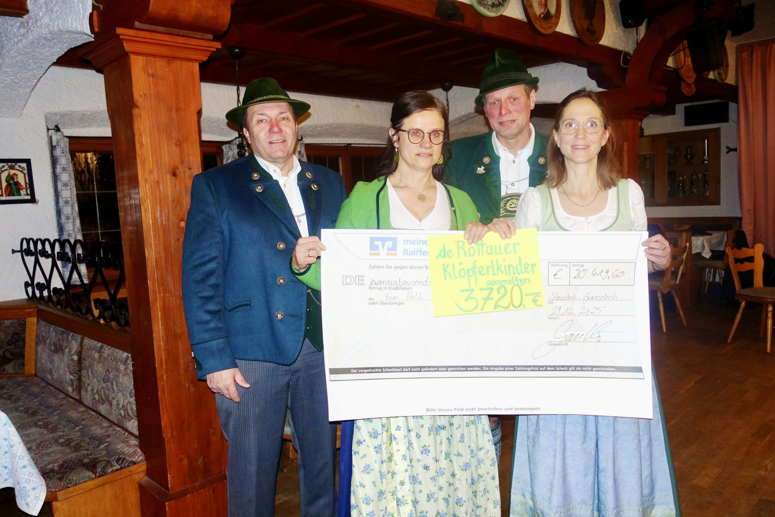 Fotos: Hötzelsperger &nbsp;- &nbsp;Spendenübergabe in Staudach, von links: Martin Heigenhauser, Evi und Andi Hell und Bürgermeisterin Martina Gaukler von derGemeinde Staudach-Egerndach. &nbsp;&nbsp;