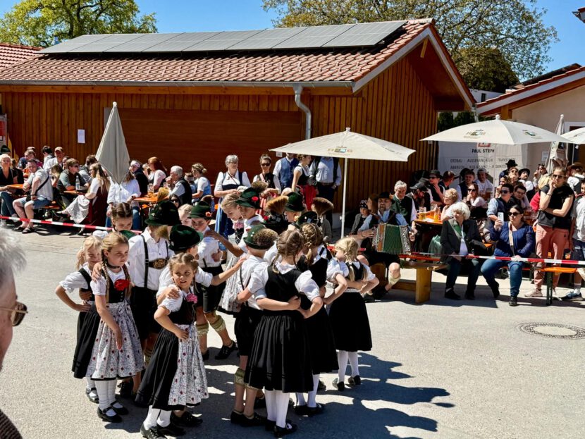 Maibaumaufstellen bei de Kühlheisl Unterland e.V.