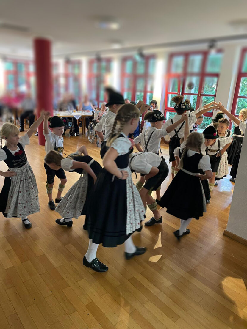 Auftritt der Kindergruppe im Alten- und Pflegeheim Siegsdorf